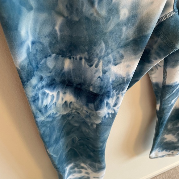 Size M Blue and White Tye Dye Leggings - Picture 9 of 17